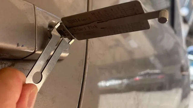 פתיחת רכב נעול בעזרת כלי לישי מקצועי בתוך מנעול הדלת — ללא נזק
