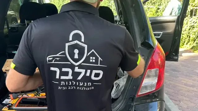 מנעולן של סילבר מנעולנות ליד רכב השירות הנייד — מנעולן רכב ובית