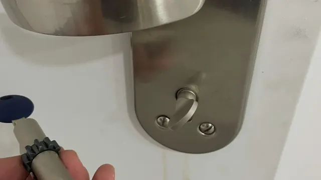החלפת צילינדר בדלת — הצילינדר הישן שהוצא מול הדלת