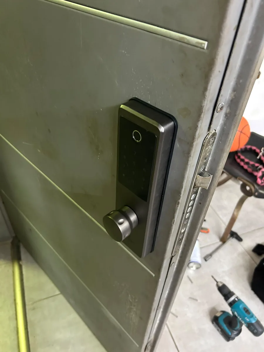 התקנת מנעול חכם eLock עם טביעת אצבע ומקלדת קוד על דלת פלדלת בחיפה