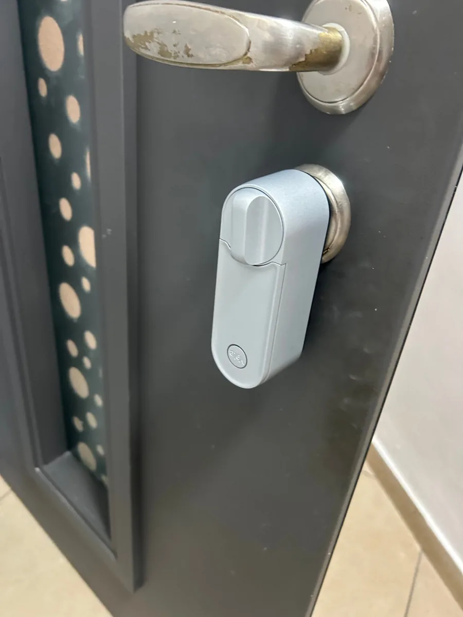 Блок умного замка Yale Linus L2 на цилиндре с внутренней стороны входной двери — Silver Locksmith