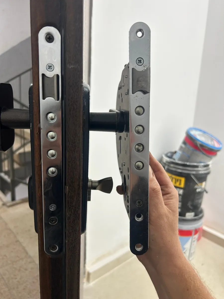 החלפת מנגנון חסם בדלת כניסה — מנגנון עם בריחים מרובים, עבודה של סילבר מנעולנות