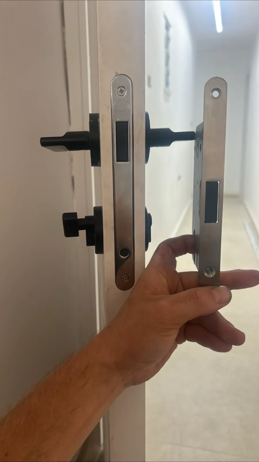החלפת מנגנון מגנטי לדלת פנים — עבודה של סילבר מנעולנות