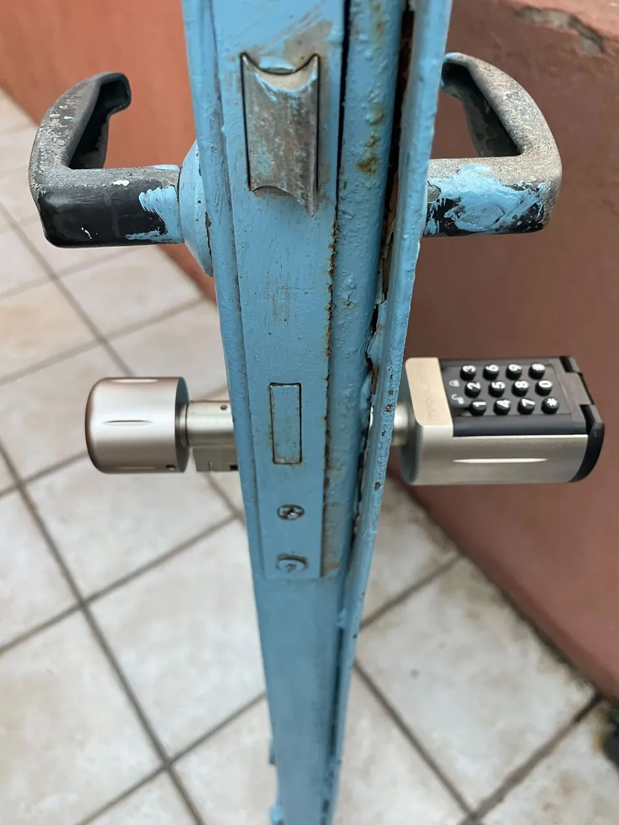 התקנת מנעול חכם עם קודן על דלת קיימת — סילבר מנעולנות