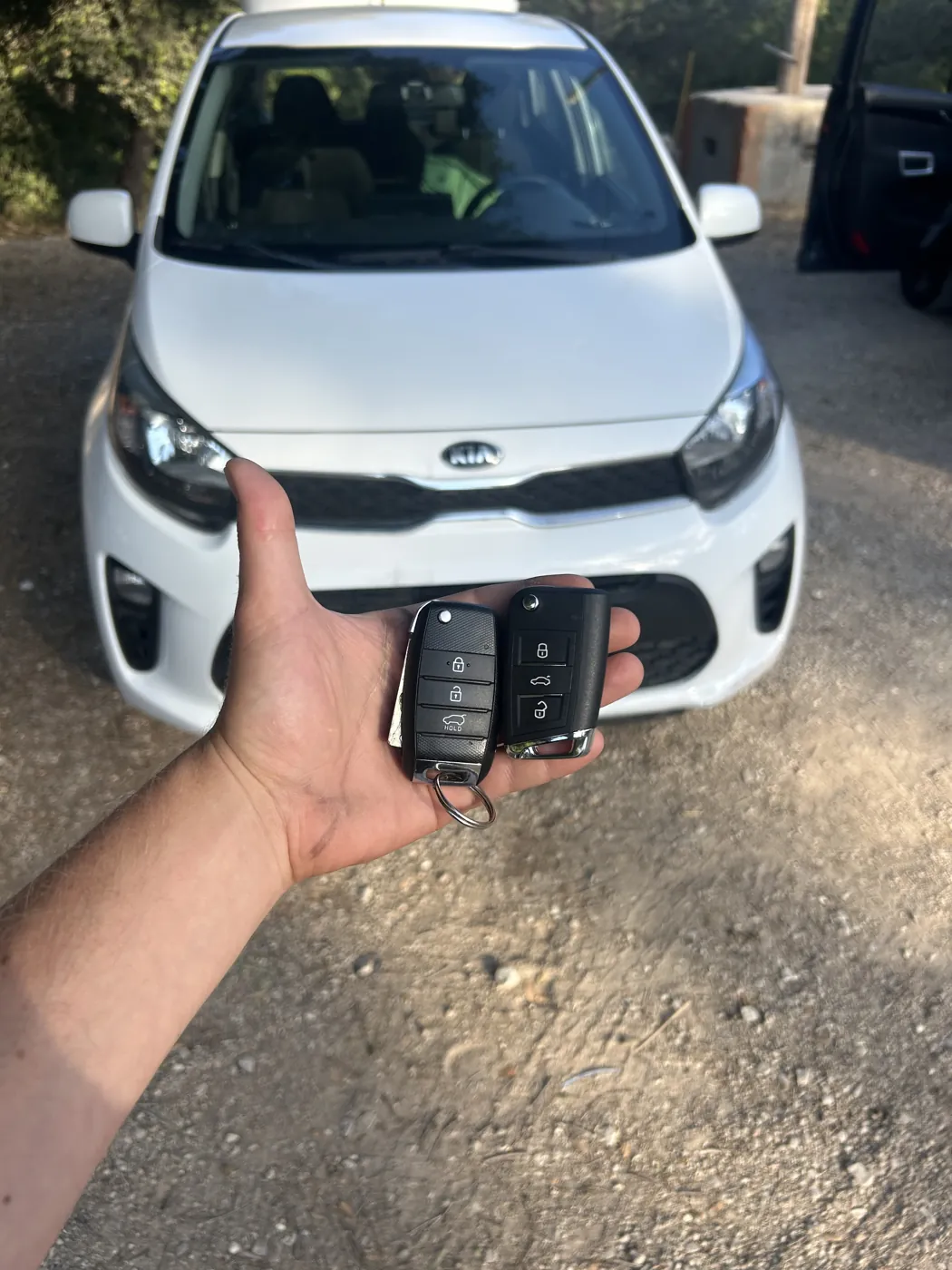 שכפול מפתח לרכב קיה (KIA) בחיפה — מפתח מקורי ומפתח חדש שמשוכפל וקודד על ידי סילבר מנעולנות