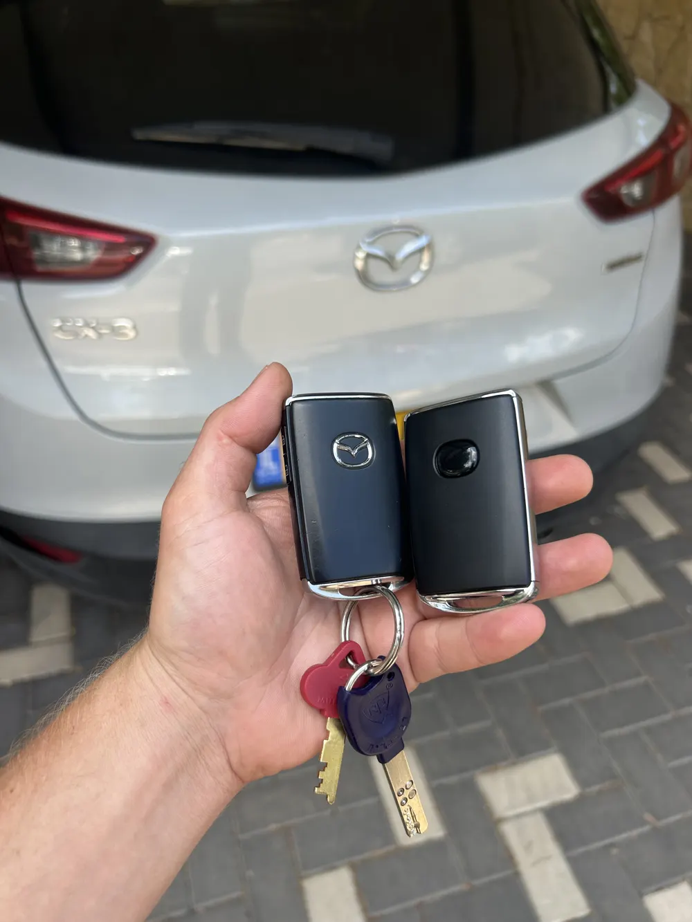 שכפול מפתח חכם למאזדה CX-3 2019 בחיפה — מפתח חדש לצד המקורי, קודד במקום על ידי סילבר מנעולנות