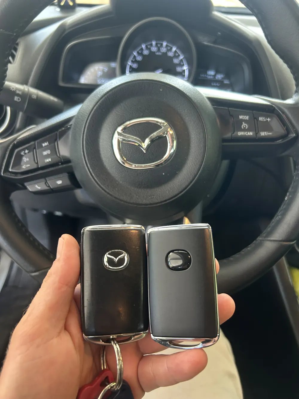 שני מפתחות חכמים של מאזדה CX-3 בתוך הרכב אחרי קידוד במקום — מנעולן רכב חיפה