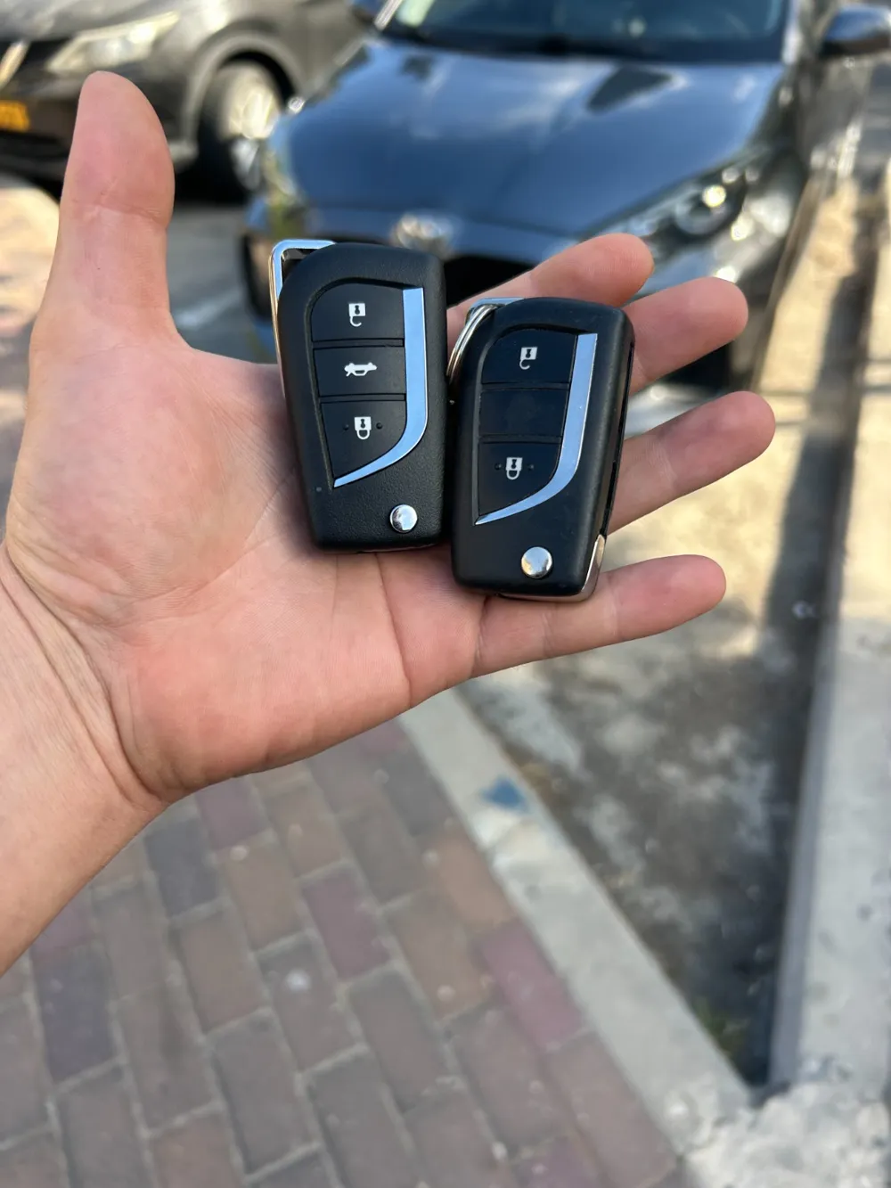 שכפול מפתח לטויוטה יאריס 2021 בחיפה — שני מפתחי שלט מתקפלים חדשים שקודדו במקום על ידי סילבר מנעולנות